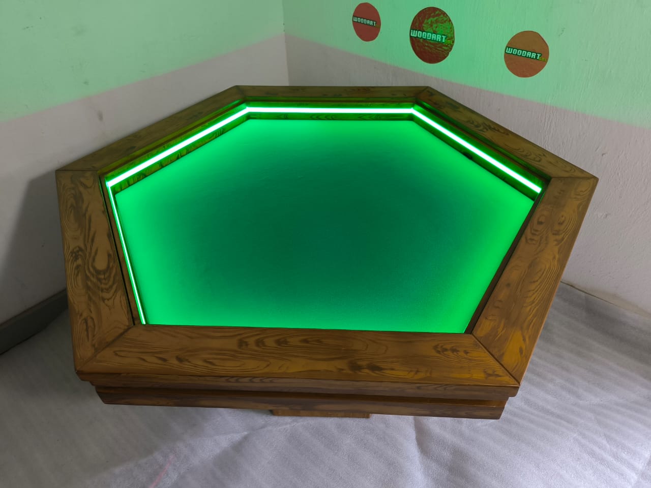 1 MESA HEXAGONAL CON LUZ LED para 6 personas