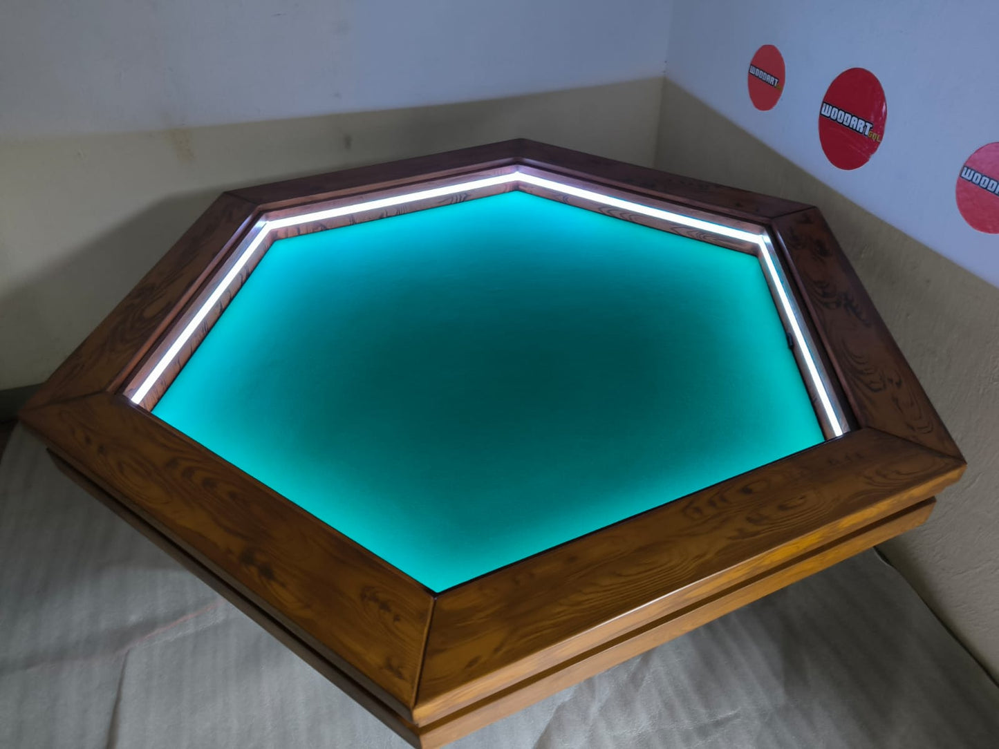1 MESA HEXAGONAL CON LUZ LED para 6 personas