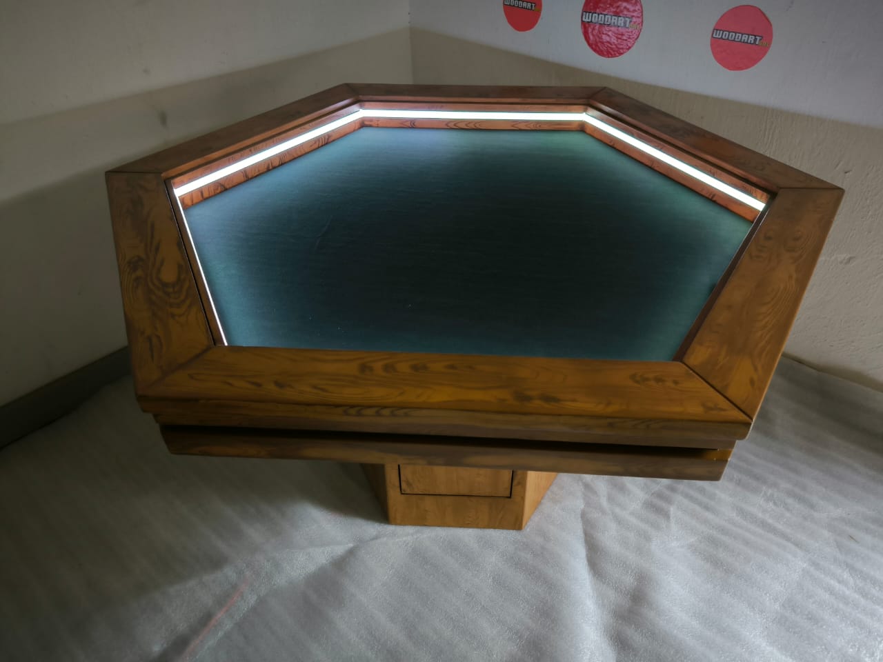 1 MESA HEXAGONAL CON LUZ LED para 6 personas