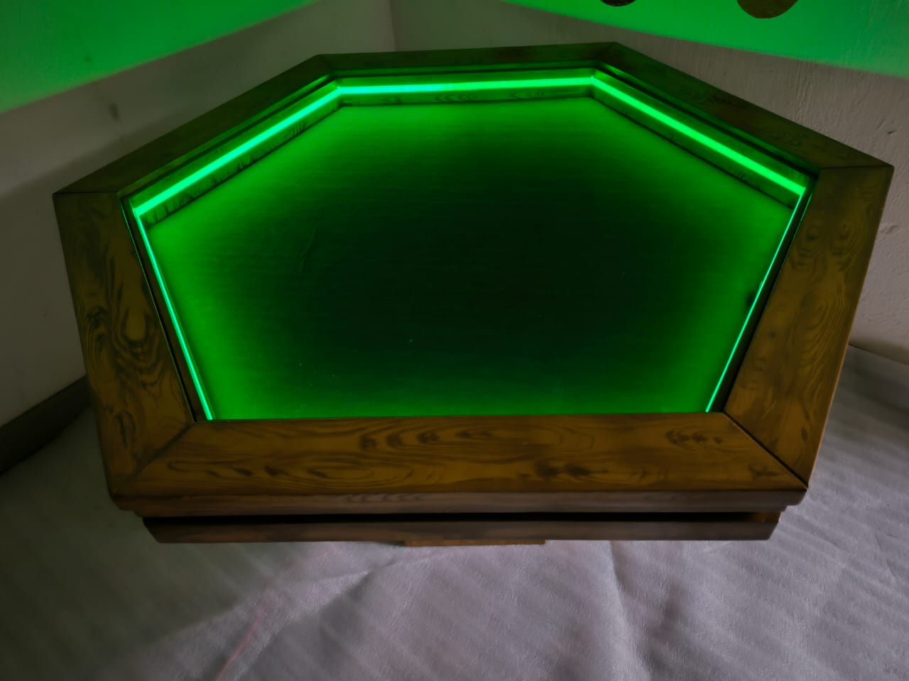 1 MESA HEXAGONAL CON LUZ LED para 6 personas
