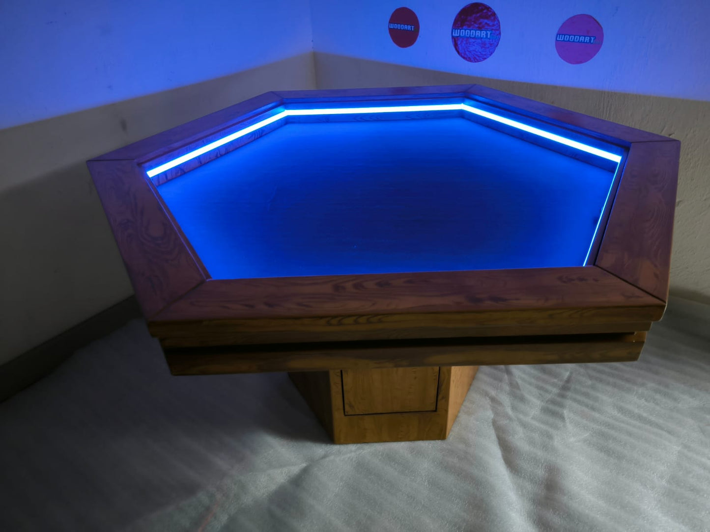 1 MESA HEXAGONAL CON LUZ LED para 6 personas