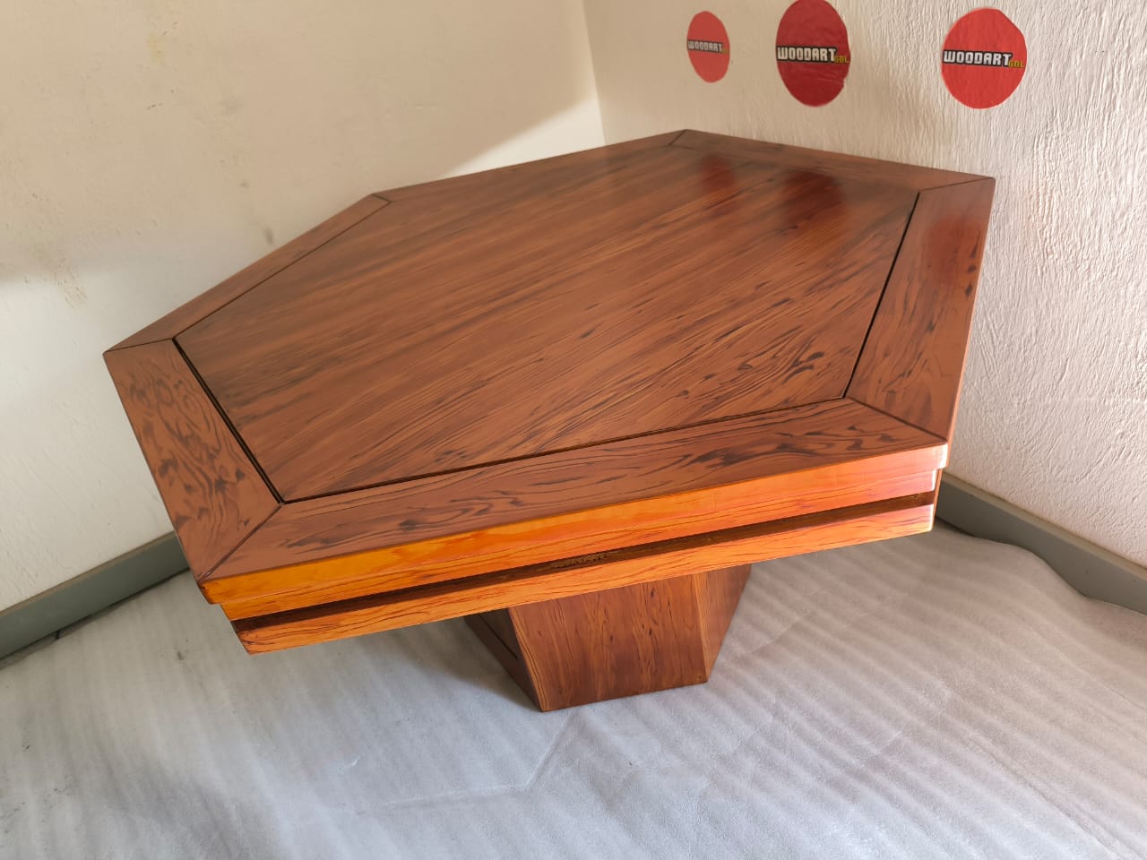 1 MESA HEXAGONAL CON LUZ LED para 6 personas