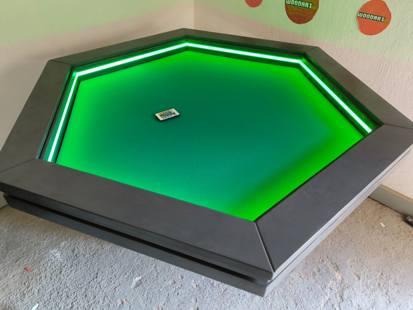 1 MESA HEXAGONAL CON LUZ LED para 6 personas