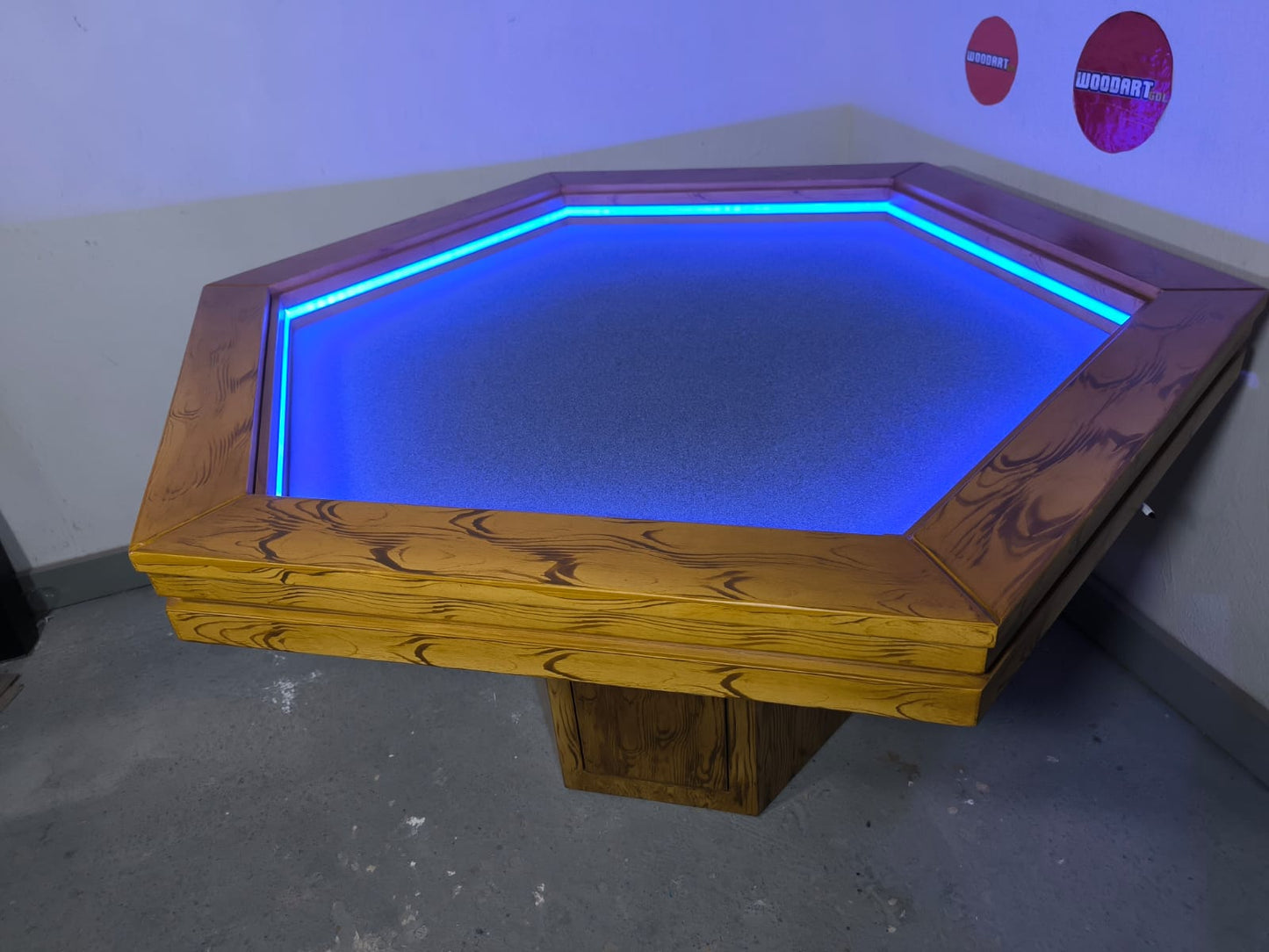 1 MESA HEXAGONAL CON LUZ LED para 6 personas