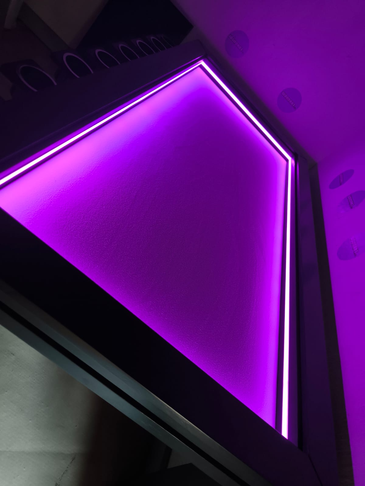MESA RECTANGULAR CON LUZ LED para 8 personas