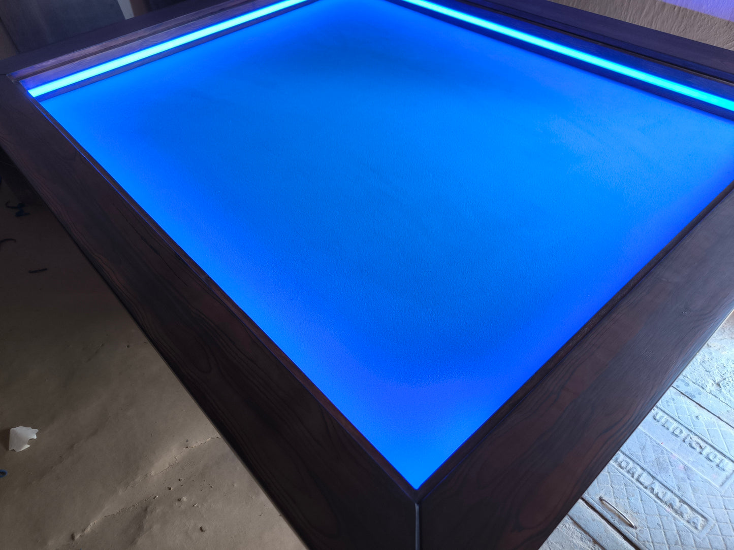 MESA MODELO CUADRILATERO CON LUZ LED para 6 personas 145cm x 120cm