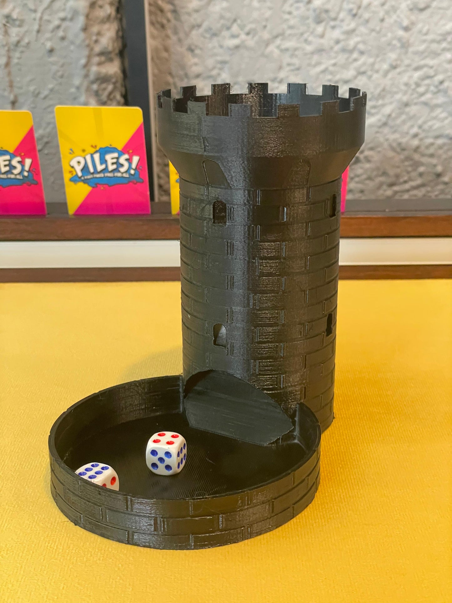 Torre de Dados Medieval – Domina el Azar desde lo Alto