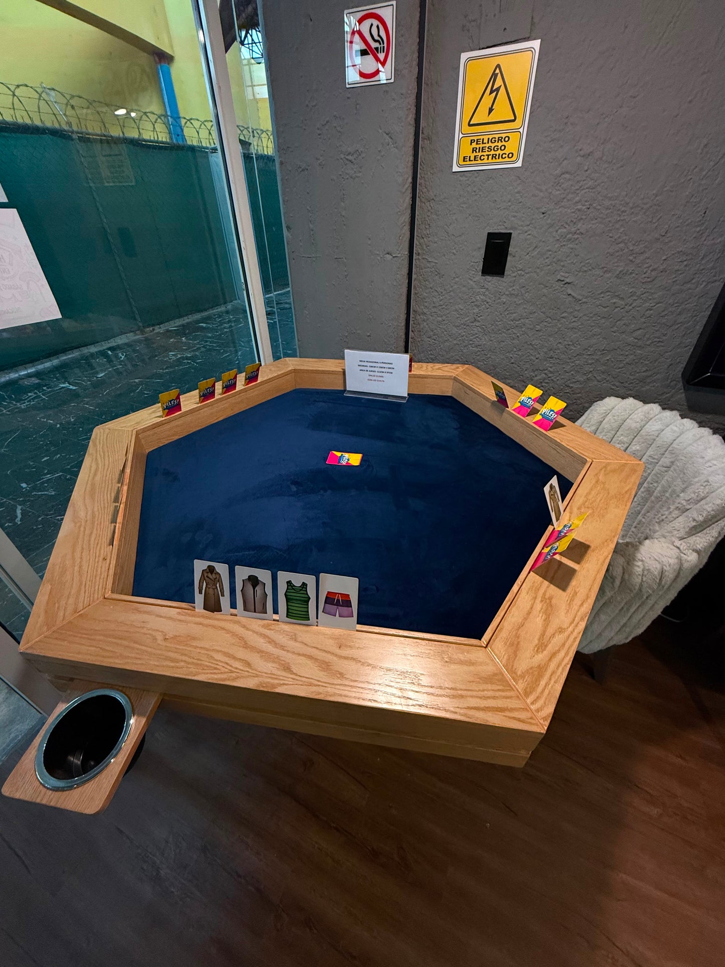 Mesa de juegos/Comedor Hexagonal Imperial | Madera de ENCINO AMERICANO SIN LUZ LED para 6 personas.
