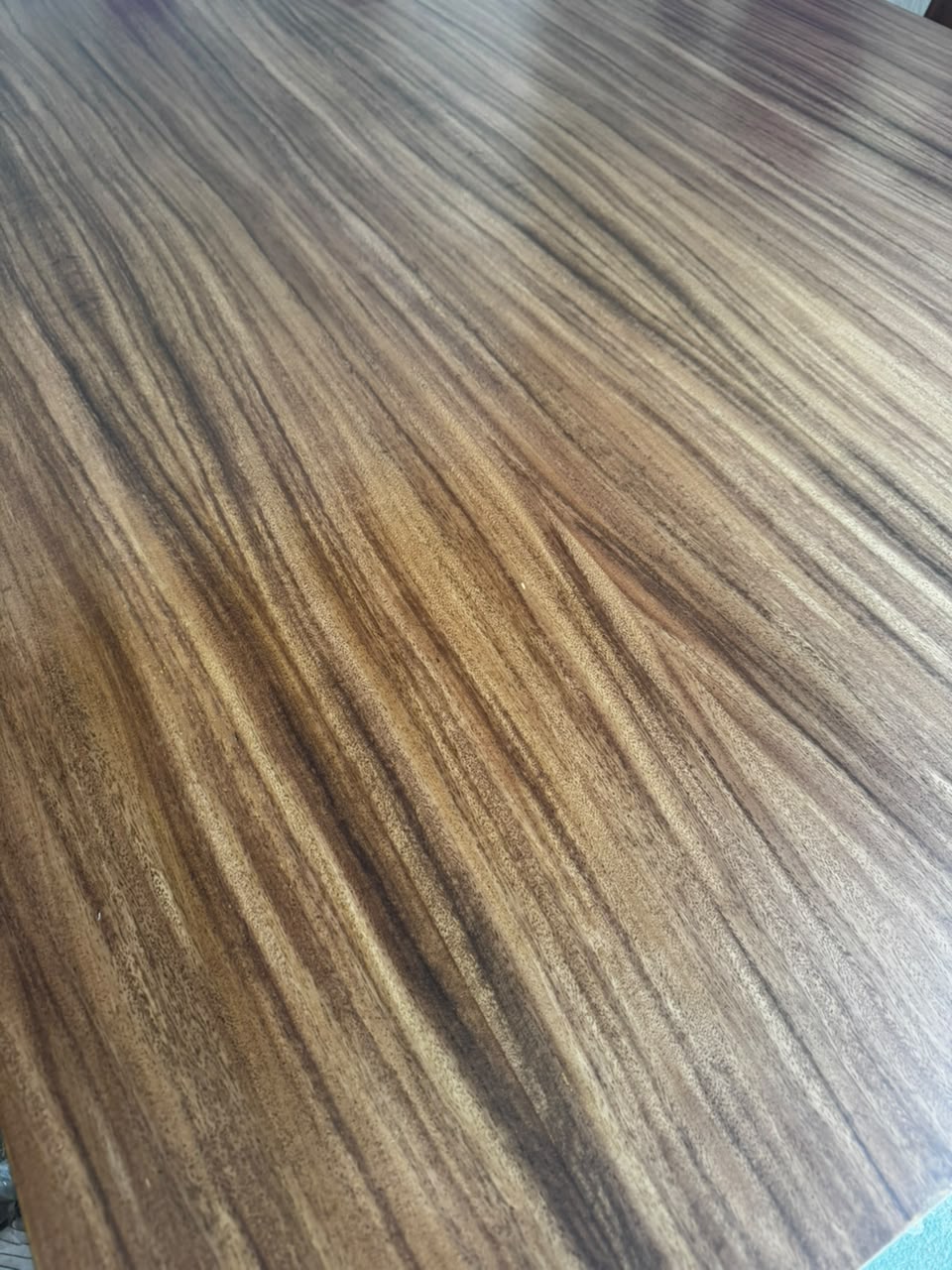 Complemento adicional •Liston  Parota natural • Acabado exclusivo